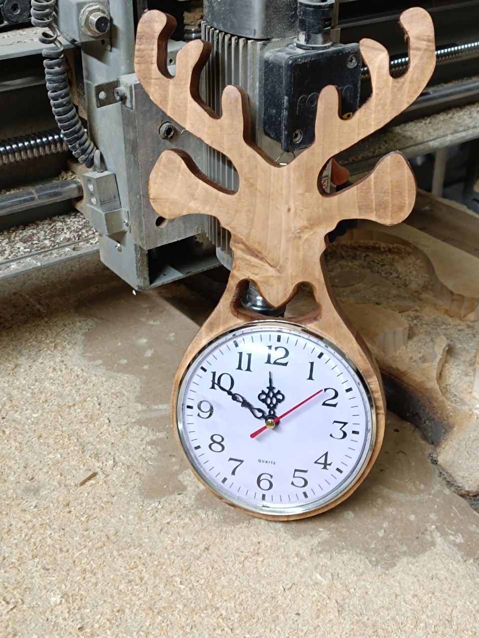 Geyik Desenli Ahşap Duvar Saati