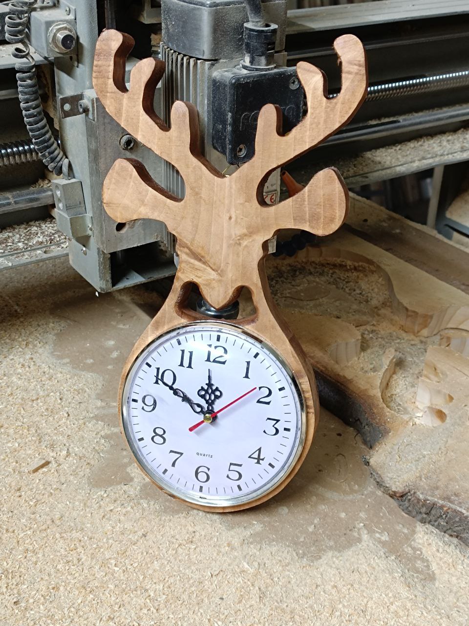 Geyik Desenli Ahşap Duvar Saati